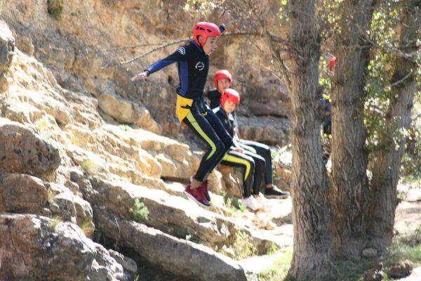 Gente haciendo barranquismo con avensport en el barranco de las chorrearas