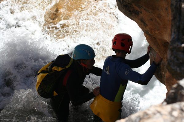 Gente haciendo barranquismo con avensport en el barranco de las chorrearas