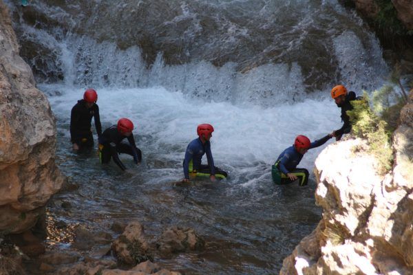 Gente haciendo barranquismo con avensport en el barranco de las chorrearas