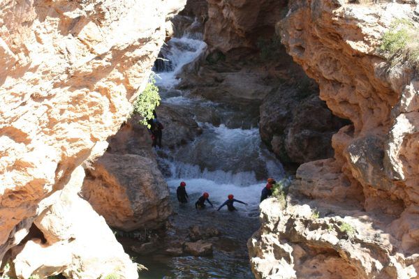 Gente haciendo barranquismo con avensport en el barranco de las chorrearas