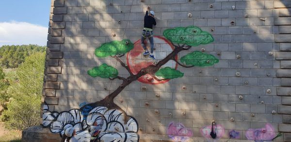 gente haciendo escalada con avensport, en venta del moro, valencia