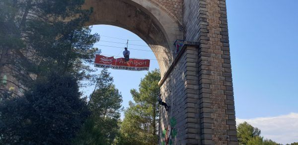 gente haciendo escalada con avensport, en venta del moro, valencia Puentes colgantes