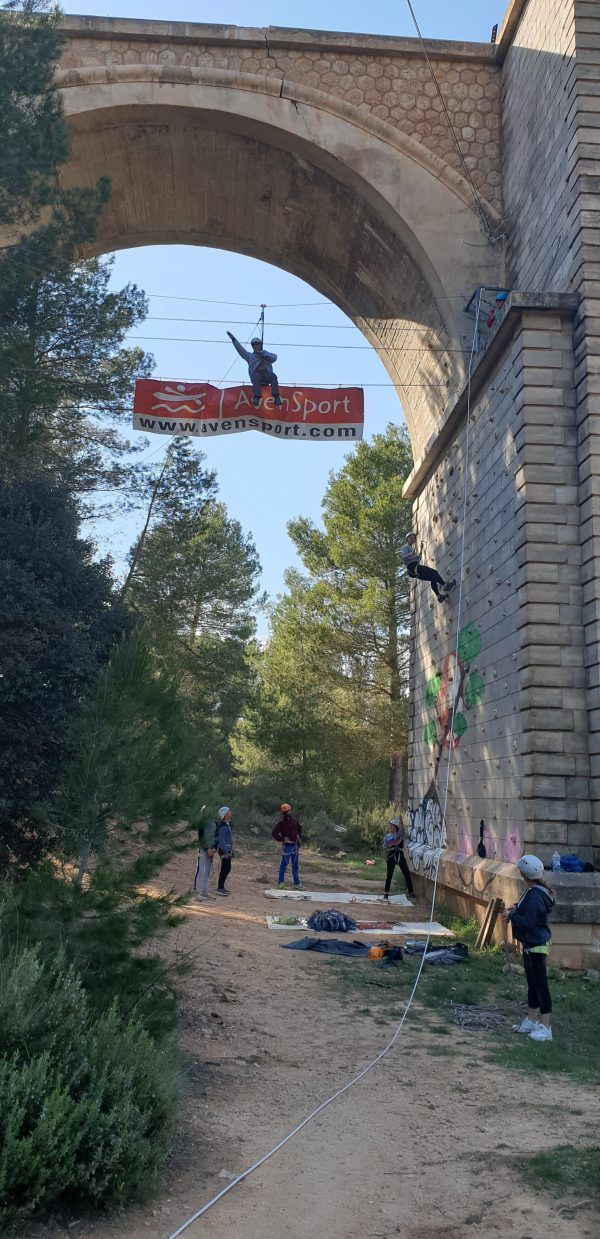 gente haciendo escalada con avensport, en venta del moro, valencia Puentes colgantes