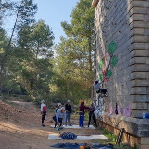 gente haciendo escalada con avensport, en venta del moro, valencia