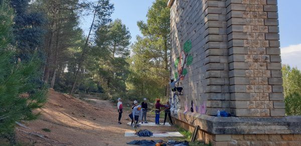 gente haciendo escalada con avensport, en venta del moro, valencia