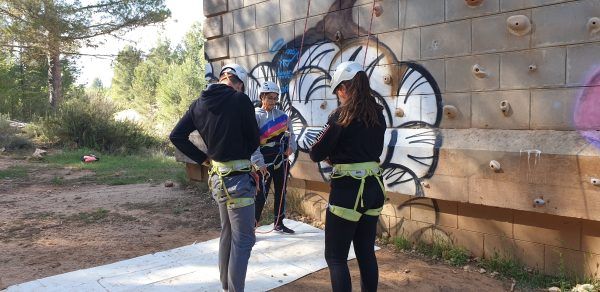 gente preparandose para escalar con avensport en su multiaventura Valencia en Venta del Moro