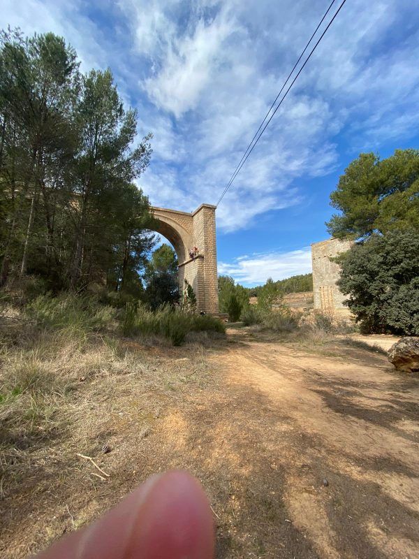 gente haciendo tirolina con avensport en su multiaventura Valencia en Venta del Moro