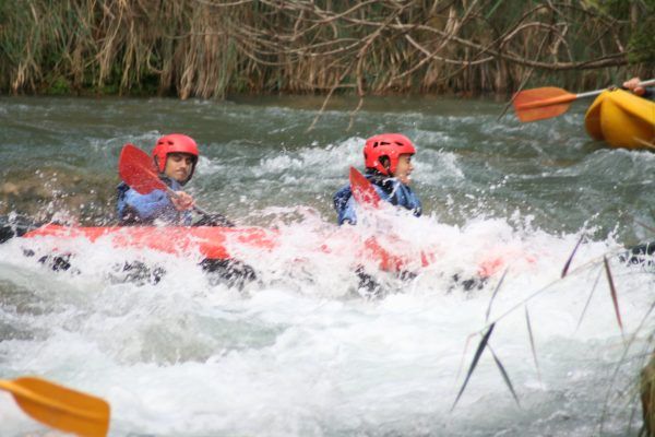 gente haciendo canoa con avensport en Valencia rio cabriel venta del moro