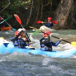 gente haciendo canoa con avensport en Valencia rio cabriel venta del moro