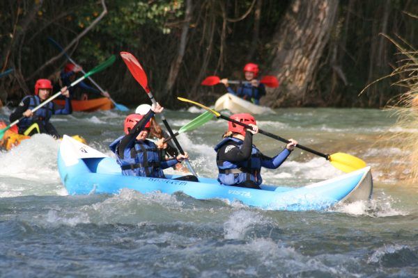 gente haciendo canoa con avensport en Valencia rio cabriel venta del moro