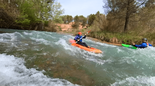 persona haciendo kayak en el rio cabriel en venta del moro con avensport. empresa de deportes de aventura en Valencia