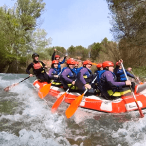 Foto de gente haciendo rafting en el rio cabriel con avensport