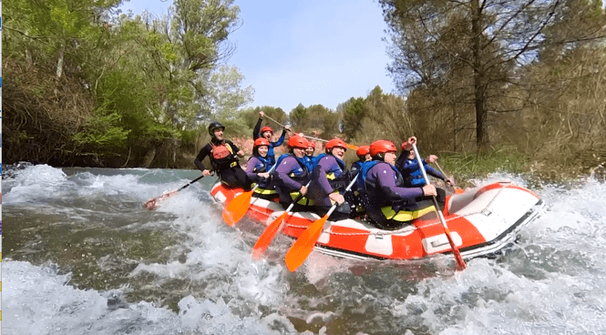 Foto de gente haciendo rafting en el rio cabriel con avensport