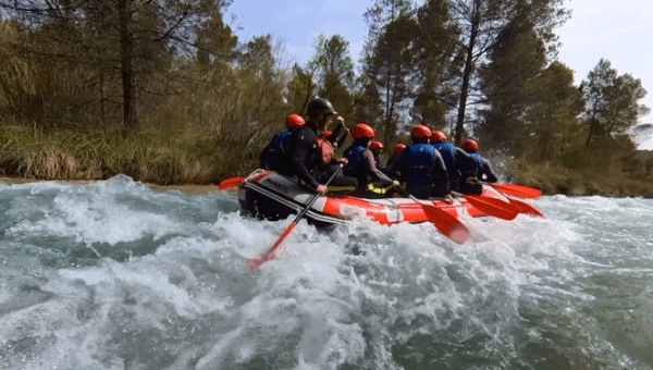 Foto de gente haciendo rafting en el rio cabriel con avensport