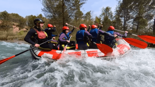 Foto de gente haciendo rafting en el rio cabriel con avensport